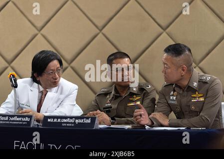 Kornkiat Vongpaisarnsin (à gauche), chef du département de médecine légale à l'école de médecine de l'Université Chulalongkorn, s'entretient avec les policiers lors d'une conférence de presse sur l'enquête après que 6 personnes ont été retrouvées mortes à l'hôtel Hyatt Erawan à Bangkok. Six (6) Vietnamiens (dont 2 avaient la citoyenneté américaine et 4 ressortissants vietnamiens) ont été retrouvés morts dans une chambre d'hôtel de l'hôtel Grand Hyatt Erawan au centre de Bangkok. En fin de soirée du 16 juillet 2024 et le 17 juillet 2024, les premiers résultats de l'autopsie ont montré des traces de cyanure et trouvé du cyanure dans le sang de tous les 6 bo Banque D'Images