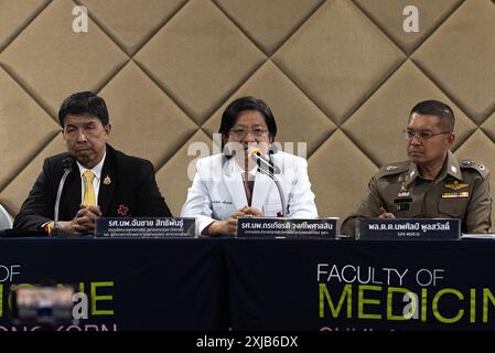 Kornkiat Vongpaisarnsin (C), chef du département de médecine légale à l'école de médecine de l'Université Chulalongkorn, s'adresse aux médias lors d'une conférence de presse sur l'enquête après que 6 personnes ont été retrouvées mortes à l'hôtel Hyatt Erawan à Bangkok. Six (6) Vietnamiens (dont 2 avaient la citoyenneté américaine et 4 ressortissants vietnamiens) ont été retrouvés morts dans une chambre d'hôtel de l'hôtel Grand Hyatt Erawan au centre de Bangkok. En fin de soirée du 16 juillet 2024 et du 17 juillet 2024, les premiers résultats de l'autopsie ont montré des traces de cyanure et trouvé du cyanure dans le sang des 6 corps, Banque D'Images