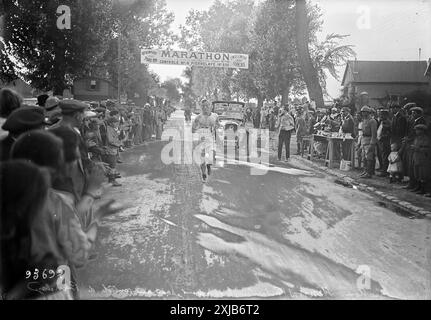 Marathon des Jeux Olympiques d'été de Paris 1924 - coureur finlandais Stenroos à Pierrelayee Banque D'Images