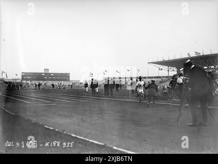 Marathon des Jeux Olympiques d'été de Paris 1924 - C'est le vainqueur, Albin Stenroos de Finlande - les Jeux Olympiques de Paris 1924 ont eu lieu au stade Olympique de Colombes (aujourd'hui stade Yves-du-Manoir) Banque D'Images