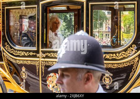 Londres, Royaume-Uni. 17 juillet 2024. Le roi Charles III et la reine Camilla passent le long de Parliament Street depuis les chambres du Parlement dans le Diamond Jubilee State Coach après l'ouverture du Parlement. Le roi Charles III prononce son deuxième discours lors de l'ouverture du Parlement afin de définir le programme législatif du nouveau gouvernement travailliste britannique pour la nouvelle session parlementaire. Crédit : Mark Kerrison/Alamy Live News Banque D'Images