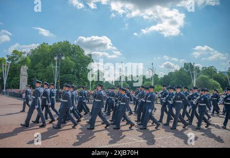 Westminster, Londres, Royaume-Uni. 17 juillet 2024. Le roi Charles III assiste à l’ouverture du Parlement et présente le discours du roi, marquant officiellement la nouvelle session du Parlement. La cérémonie historique est entourée de faste, de tradition et de couleur. Le personnel de la Royal Air Force marche le long du Mall vers le Parlement. Crédit : Malcolm Park/Alamy Banque D'Images