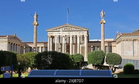 Athènes, Grèce - 04 mai 2015 : Académie d'Athènes institution nationale des Sciences humaines et des Beaux-Arts dans un bâtiment néoclassique emblématique au Sun Banque D'Images