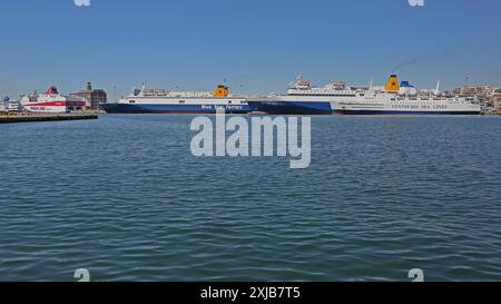 Pirée, Grèce - 04 mai 2015 : Minoan Lines Blue Star Ferries Ventouris navires de mer amarrés dans le plus grand Panorama de port commercial grec. Banque D'Images