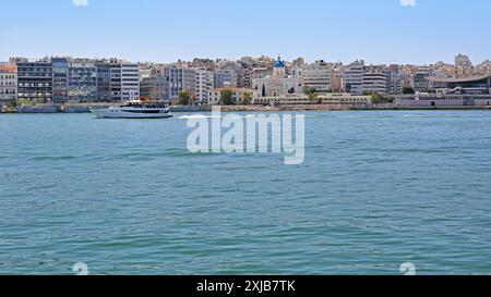 Pirée, Grèce - 04 mai 2015 : Eglise orthodoxe Agios Nikolaos au port Sunny Spring Day du Pirée. Banque D'Images