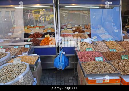 Athènes, Grèce - 05 mai 2015 : fruits secs et noix mélangées en vrac au marché des agriculteurs dans le centre-ville de la capitale. Banque D'Images