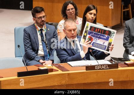 New York, États-Unis. 17 juillet 2024. L'ambassadeur Gilad Erdan tient une photo de l'horloge de fin d'Israël installée à Téhéran, en Iran, alors qu'il s'exprimait lors d'une réunion du Conseil de sécurité sur 'la situation au moyen-Orient, y compris la question palestinienne' au siège de l'ONU à New York le 17 juillet 2024. Le calendrier semble découler des commentaires faits en 2015 par le leader suprême de l'Iran, l'ayatollah Ali Khamenei, qui a déclaré qu'il ne resterait "rien" d'Israël d'ici l'an 2040. (Photo de Lev Radin/Sipa USA) crédit : Sipa USA/Alamy Live News Banque D'Images