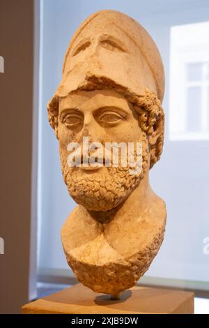 Buste portrait de Périclès avec le casque corinthien. Altes Museum (ancien musée). Berlin, Allemagne. Banque D'Images