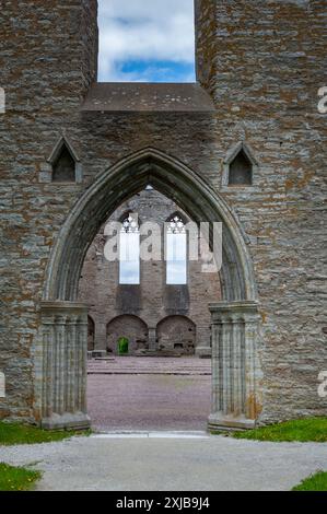 C'est le passage voûté vers les ruines de l'église principale. – Ruines du couvent de Bridget à Tallinn, Estonie. Banque D'Images