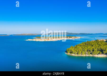 Paysage marin Adriatique, île de Krapanj près de Sibenik, Dalmatie, Croatie Banque D'Images