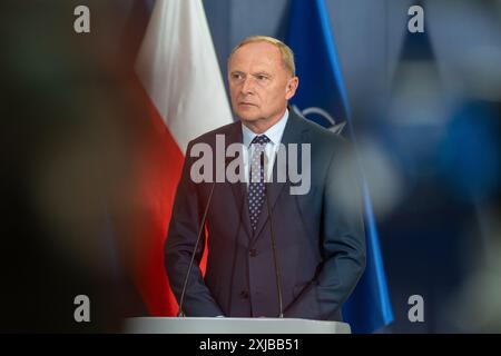 Czeslaw Mroczek, vice-ministre de l’intérieur et de l’Administration, intervient lors d’une conférence de presse. Une conférence de presse conjointe a eu lieu au siège du Ministère de la défense nationale pour résumer les activités visant à renforcer la frontière orientale de la République de Pologne. Avec la participation du vice-premier ministre et ministre de la Défense nationale Wladyslaw Kosiniak-Kamysz, ministre de l'intérieur et de l'Administration, coordinateur des services spéciaux Tomasz Siemoniak, vice-ministre Cezary Tomczyk et vice-ministre Czeslaw Mroczek. Banque D'Images