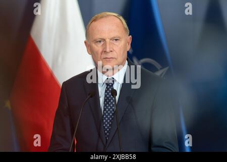 Czeslaw Mroczek, vice-ministre de l’intérieur et de l’Administration, intervient lors d’une conférence de presse. Une conférence de presse conjointe a eu lieu au siège du Ministère de la défense nationale pour résumer les activités visant à renforcer la frontière orientale de la République de Pologne. Avec la participation du vice-premier ministre et ministre de la Défense nationale Wladyslaw Kosiniak-Kamysz, ministre de l'intérieur et de l'Administration, coordinateur des services spéciaux Tomasz Siemoniak, vice-ministre Cezary Tomczyk et vice-ministre Czeslaw Mroczek. Banque D'Images