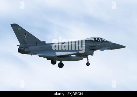 Le typhon Eurofighter du 12e escadron Royal Air Force arrive lors de la Journée des arrivées du Royal International Air Tattoo 2024 à la RAF Fairford, Cirencester, Royaume-Uni, le 17 juillet 2024 (photo par Cody Froggatt/News images) Banque D'Images