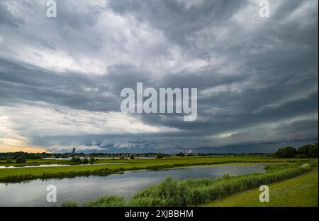 Ciel orageux avec un éclair lointain au-dessus de la région du fleuve néerlandais Banque D'Images