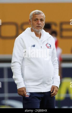 Gand, Belgique. 17 juillet 2024. Bruno Genesio, entraîneur-chef de Lille, photographié lors du match amical entre l'équipe belge de football de première division KAA Gent et l'équipe française de Ligue 1 LOSC Lille, à Gent, le mercredi 17 juillet 2024, pour préparer la saison 2024-2025 à venir. BELGA PHOTO KURT DESPLENTER crédit : Belga News Agency/Alamy Live News Banque D'Images