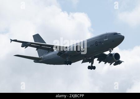 Airbus CC-150 Polaris du 437e Escadron de transport de l’Aviation royale canadienne arrive lors de la Journée des arrivées de Royal International Air Tattoo 2024 à la RAF Fairford, Cirencester, Royaume-Uni, le 17 juillet 2024 (photo de Cody Froggatt/News images) Banque D'Images