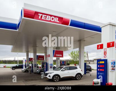 Voronej, Russie - 01 mai 2023 : voitures aux pompes à essence de la station-service TEBOIL Banque D'Images