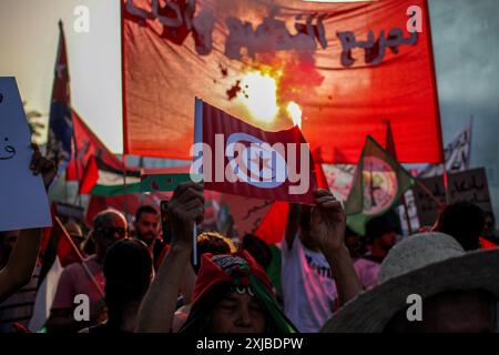 Tunis, Tunisie. 16 juillet 2024. Tunis, Tunisie. 16 août 2024. Les manifestants organisent un rassemblement de solidarité avec le peuple palestinien le long de l’avenue Habib Bourguiba à Tunis en direction de l’ambassade de France. Les participants tenaient des banderoles et des drapeaux palestiniens et scandaient des slogans exigeant la fin de l’assaut israélien en cours sur Gaza et de l’occupation israélienne de la Palestine (crédit image : © Hasan mrad/IMAGESLIVE via ZUMA Press Wire) USAGE ÉDITORIAL SEULEMENT ! Non destiné à UN USAGE commercial ! Banque D'Images