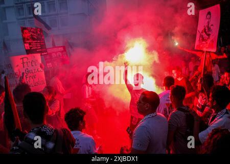 Tunis, Tunisie. 16 juillet 2024. Tunis, Tunisie. 16 août 2024. Les manifestants organisent un rassemblement de solidarité avec le peuple palestinien le long de l’avenue Habib Bourguiba à Tunis en direction de l’ambassade de France. Les participants tenaient des banderoles et des drapeaux palestiniens et scandaient des slogans exigeant la fin de l’assaut israélien en cours sur Gaza et de l’occupation israélienne de la Palestine (crédit image : © Hasan mrad/IMAGESLIVE via ZUMA Press Wire) USAGE ÉDITORIAL SEULEMENT ! Non destiné à UN USAGE commercial ! Banque D'Images