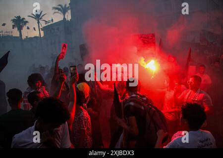 Tunis, Tunisie. 16 juillet 2024. Tunis, Tunisie. 16 août 2024. Les manifestants organisent un rassemblement de solidarité avec le peuple palestinien le long de l’avenue Habib Bourguiba à Tunis en direction de l’ambassade de France. Les participants tenaient des banderoles et des drapeaux palestiniens et scandaient des slogans exigeant la fin de l’assaut israélien en cours sur Gaza et de l’occupation israélienne de la Palestine (crédit image : © Hasan mrad/IMAGESLIVE via ZUMA Press Wire) USAGE ÉDITORIAL SEULEMENT ! Non destiné à UN USAGE commercial ! Banque D'Images