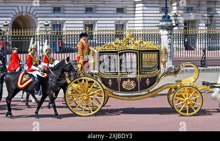 Londres, Royaume-Uni. 17 juillet 2024. Le roi Charles III en compagnie de la reine Camilla quitte Buckingham Palace pour le gouvernement britannique État ouverture du Parlement, Londres, Royaume-Uni. Crédit : LFP/Alamy Live News Banque D'Images