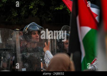 Tunis, Tunisie. 16 juillet 2024. Tunis, Tunisie. 16 août 2024. Des policiers tunisiens lors d’un rassemblement à Tunis en solidarité avec le peuple palestinien et contre l’agression israélienne à Gaza. Les participants ont tenu des banderoles et des drapeaux palestiniens et scandé des slogans tout en marchant sur l'avenue Habib Bourghuiba pour exiger la fin de l'assaut israélien en cours sur Gaza et de l'occupation israélienne de la Palestine (crédit image : © Hasan Mrad/IMAGESLIVE via ZUMA Press Wire) USAGE ÉDITORIAL SEULEMENT! Non destiné à UN USAGE commercial ! Banque D'Images