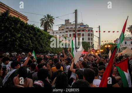 Tunis, Tunisie. 16 juillet 2024. Tunis, Tunisie. 16 août 2024. Les manifestants organisent un rassemblement de solidarité avec le peuple palestinien le long de l’avenue Habib Bourguiba à Tunis en direction de l’ambassade de France. Les participants tenaient des banderoles et des drapeaux palestiniens et scandaient des slogans exigeant la fin de l’assaut israélien en cours sur Gaza et de l’occupation israélienne de la Palestine (crédit image : © Hasan mrad/IMAGESLIVE via ZUMA Press Wire) USAGE ÉDITORIAL SEULEMENT ! Non destiné à UN USAGE commercial ! Banque D'Images