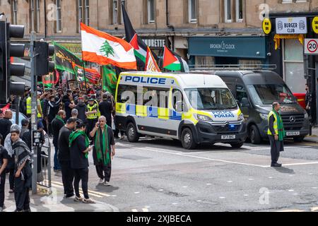 Glasgow, Écosse, Royaume-Uni. 17 juillet 2024. Marche pour commémorer le 10ème jour de Mouharram dans le calendrier islamique, connu sous le nom de jour de l'Ashura. Il marque le martyre de l'imam Hussein, le petit-fils du prophète Mahomet, avec les membres de sa famille et ses compagnons, dans la bataille de Karbala en 680 EC. Crédit : R. Nouvelles en direct de Gass/Alamy Banque D'Images