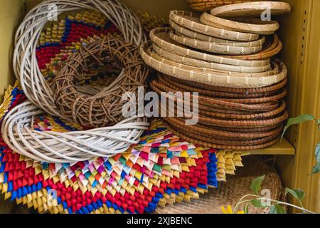 Paniers tissés et tapis fabriqués à la main sur l'étagère dans des motifs colorés. Banque D'Images