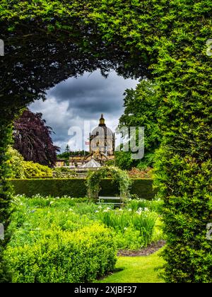 Vue secrète de la haie verte Castle Howard. Inhabituel vert enchanté encadré Banque D'Images