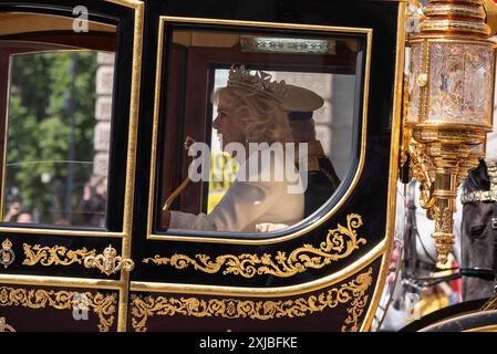 Londres, Royaume-Uni. 17 juillet 2024. La reine Camilla regarde par la fenêtre de la voiture sur le chemin du Parlement. Le discours du roi est un discours écrit par le gouvernement et prononcé par le monarque actuel (Charles III) lors de l'ouverture du Parlement. Le discours de King marque la nouvelle session parlementaire. Chaque fois que le roi se rend au Parlement par le chariot d'or dans un défilé. Crédit : SOPA images Limited/Alamy Live News Banque D'Images