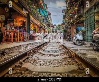 Hanoi, Vietnam - 04 30 2023 : rue de train vide de Hanoi au Vietnam. Une rue étroite du vieux quartier de Hanoi où les trains passent à travers les maisons. Banque D'Images