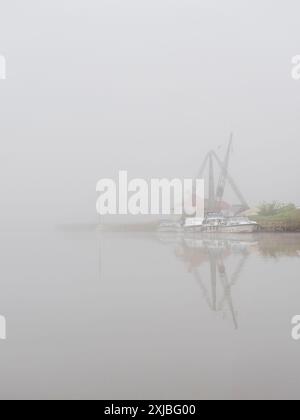 Matin brumeux sur la rivière Yare à Reedham sur les Norfolk Broads Banque D'Images