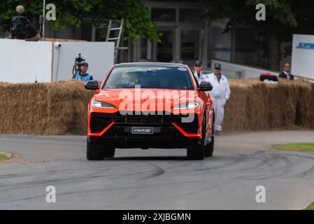 2024 Lamborghini Urus se voiture hybride conduisant sur la piste de montée de colline au Goodwood Festival of Speed 2024 Motorsport Event, West Sussex, Royaume-Uni Banque D'Images