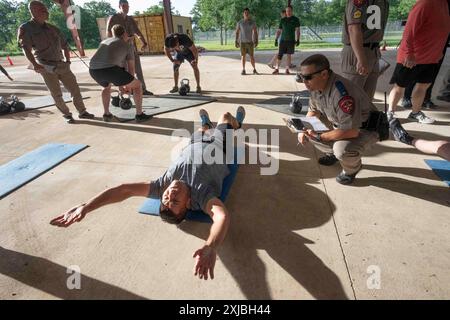 Florence Texas USA, 23 avril 2024 : le soldat d'État du Texas Department of public Safety effectue des touches alternées des orteils dans le cadre de la 12e compétition annuelle Top Trooper. Les officiers du DPS ont concouru dans le conditionnement physique, le tir, l'endurance et les compétences de conduite. Au total, 120 soldats ont participé à la compétition et les deux vainqueurs ont reçu de nouveaux véhicules de patrouille. ©Bob Daemmrich Banque D'Images