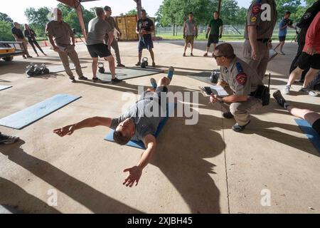 Florence Texas USA, 23 avril 2024 : le soldat d'État du Texas Department of public Safety effectue des touches alternées des orteils dans le cadre de la 12e compétition annuelle Top Trooper. Les officiers du DPS ont concouru dans le conditionnement physique, le tir, l'endurance et les compétences de conduite. Au total, 120 soldats ont participé à la compétition et les deux vainqueurs ont reçu de nouveaux véhicules de patrouille. ©Bob Daemmrich Banque D'Images