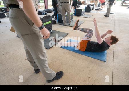 Florence Texas USA, 23 avril 2024 : le soldat d'État du Texas Department of public Safety effectue des touches alternées des orteils dans le cadre de la 12e compétition annuelle Top Trooper. Les officiers du DPS ont concouru dans le conditionnement physique, le tir, l'endurance et les compétences de conduite. Au total, 120 soldats ont participé à la compétition et les deux vainqueurs ont reçu de nouveaux véhicules de patrouille. ©Bob Daemmrich Banque D'Images