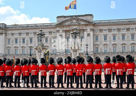 Londres, Royaume-Uni. 17 juillet 2024. Le bataillon gallois des Kings Household Guards devant le palais de Buckingham en tant que roi Charles III et reine Camilla retournent au palais de Buckingham après l'ouverture du Parlement par le gouvernement britannique à Londres, Royaume-Uni. Crédit : LFP/Alamy Live News Banque D'Images