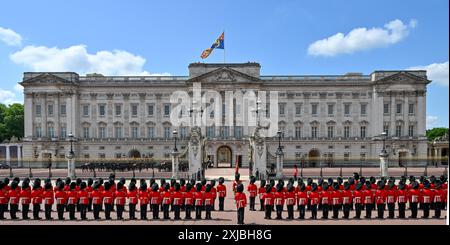 Londres, Royaume-Uni. 17 juillet 2024. Le bataillon gallois des Kings Household Guards devant le palais de Buckingham en tant que roi Charles III et reine Camilla retournent au palais de Buckingham après l'ouverture du Parlement par le gouvernement britannique à Londres, Royaume-Uni. Crédit : LFP/Alamy Live News Banque D'Images