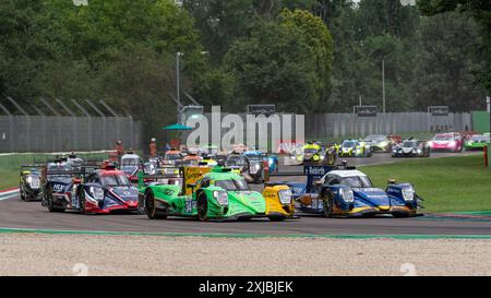 Le départ de la course ELMS 4 heures d'Imola sur le circuit Enzo et Dino Ferrari à Imola (Bologne, Italie). Banque D'Images