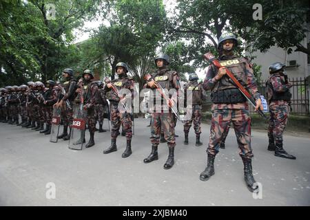 Dhaka, Wari, Bangladesh. 17 juillet 2024. Le personnel des gardes-frontières du Bangladesh (BGB) monte la garde à l'université de Dhaka dans la capitale le 17 juillet 2024 à la suite de manifestations étudiantes contre les quotas dans les emplois gouvernementaux. Des étudiants bangladais le 17 juillet, des camarades de classe ont pleuré tués lors de manifestations contre les règles d'embauche dans la fonction publique, un jour après que le gouvernement a ordonné la fermeture indéfinie des écoles dans tout le pays pour rétablir l'ordre. (Crédit image : © Habibur Rahman/ZUMA Press Wire) USAGE ÉDITORIAL SEULEMENT! Non destiné à UN USAGE commercial ! Banque D'Images