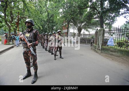 Dhaka, Wari, Bangladesh. 17 juillet 2024. Le personnel des gardes-frontières du Bangladesh (BGB) monte la garde à l'université de Dhaka dans la capitale le 17 juillet 2024 à la suite de manifestations étudiantes contre les quotas dans les emplois gouvernementaux. Des étudiants bangladais le 17 juillet, des camarades de classe ont pleuré tués lors de manifestations contre les règles d'embauche dans la fonction publique, un jour après que le gouvernement a ordonné la fermeture indéfinie des écoles dans tout le pays pour rétablir l'ordre. (Crédit image : © Habibur Rahman/ZUMA Press Wire) USAGE ÉDITORIAL SEULEMENT! Non destiné à UN USAGE commercial ! Banque D'Images