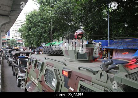 Dhaka, Wari, Bangladesh. 17 juillet 2024. Le personnel des gardes-frontières du Bangladesh (BGB) monte la garde à l'université de Dhaka dans la capitale le 17 juillet 2024 à la suite de manifestations étudiantes contre les quotas dans les emplois gouvernementaux. Des étudiants bangladais le 17 juillet, des camarades de classe ont pleuré tués lors de manifestations contre les règles d'embauche dans la fonction publique, un jour après que le gouvernement a ordonné la fermeture indéfinie des écoles dans tout le pays pour rétablir l'ordre. (Crédit image : © Habibur Rahman/ZUMA Press Wire) USAGE ÉDITORIAL SEULEMENT! Non destiné à UN USAGE commercial ! Banque D'Images