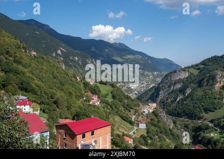 Une série de paysages pittoresques avec des montagnes verdoyantes, des vallées sereines et des villages ruraux sous un ciel clair avec des nuages éparpillés, highlig Banque D'Images