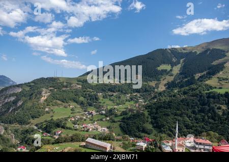 Une série de paysages pittoresques avec des montagnes verdoyantes, des vallées sereines et des villages ruraux sous un ciel clair avec des nuages éparpillés, highlig Banque D'Images