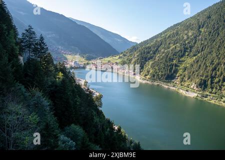Une série de paysages pittoresques avec des montagnes verdoyantes, des vallées sereines et des villages ruraux sous un ciel clair avec des nuages éparpillés, highlig Banque D'Images