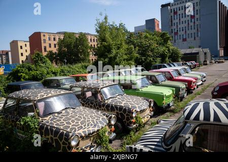 Voitures Trabant produites de 1957 à 1991 par l'ancien constructeur automobile est-allemand VEB Sachsenring Automobilwerke Zwickau utilisées pour des voyages touristiques à Berlin. Banque D'Images