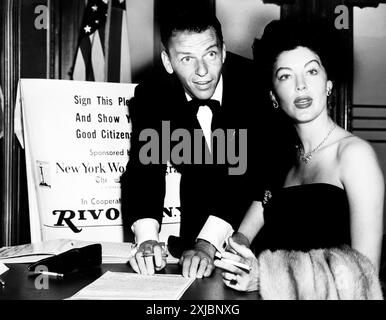 Frank Sinatra et Ava Gardner signent un engagement en tant que bons citoyens, Herman Hiller, New York World-Telegram et The Sun Newspaper Photograph Collection, 19 septembre 1952 Banque D'Images