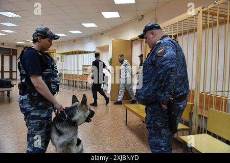 Pétersbourg, Russie. 17 juillet 2024. Le citoyen allemand Patrick Schobel, soupçonné de trafic de drogue, arrive dans une salle d'audience à Pétersbourg. Patrick Schobel a été arrêté à l’aéroport de Pulkovo pour avoir transporté des bonbons gommeux contenant du cannabis. Crédit : SOPA images Limited/Alamy Live News Banque D'Images