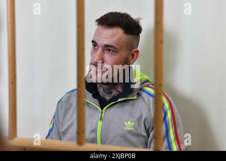 Pétersbourg, Russie. 17 juillet 2024. Le citoyen allemand Patrick Schobel, soupçonné de trafic de drogue, est assis dans la cage de l'accusé dans une salle d'audience de Saint-Pétersbourg. Patrick Schobel a été arrêté à l’aéroport de Pulkovo pour avoir transporté des bonbons gommeux contenant du cannabis. Crédit : SOPA images Limited/Alamy Live News Banque D'Images